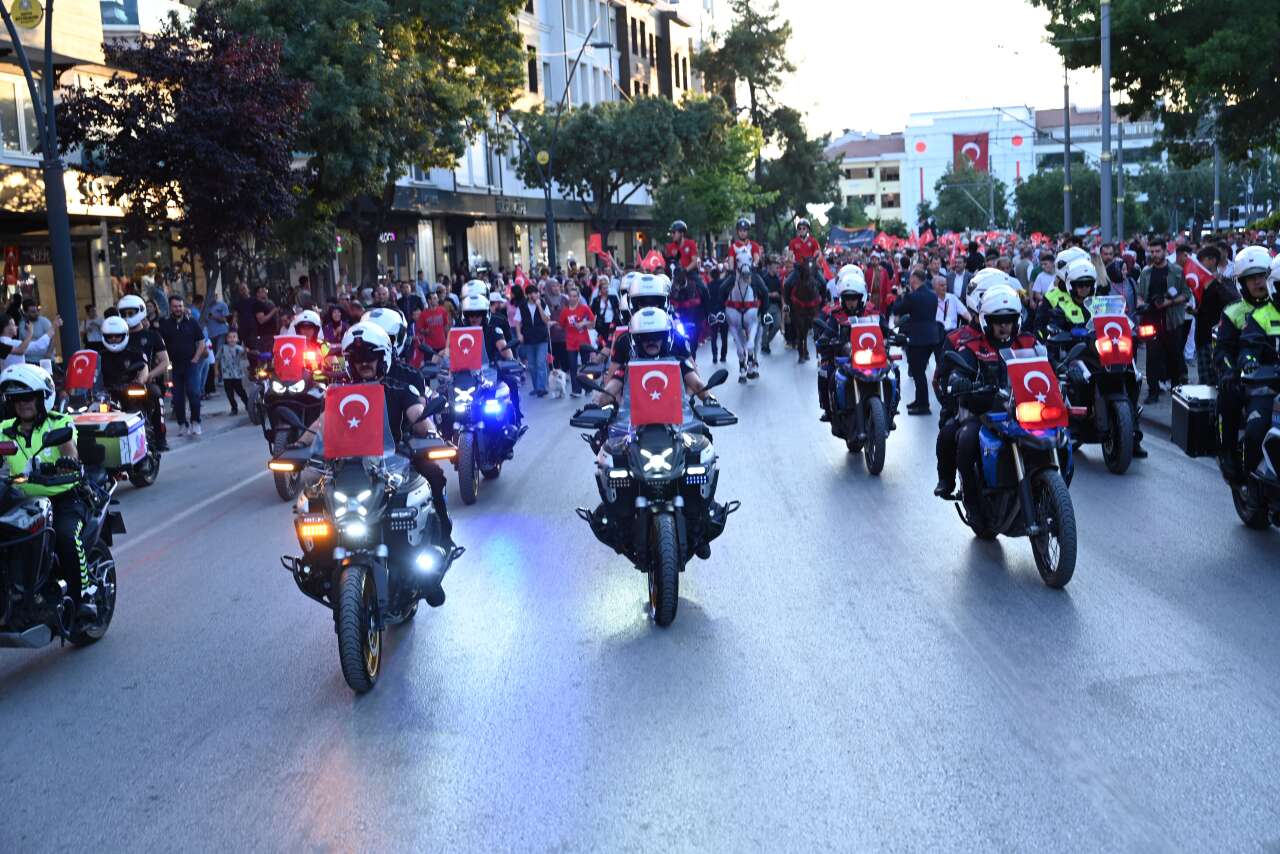 Konya'da 15 Temmuz gecesi! Kılıçarslan Meydanı'na insan seli 13